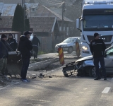 Coliziune între un autoturism și un buldoexcavator, la Izvoarele. Șoferul autoturismului, în vârstă de 78 de ani, a fost rănit