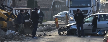 Coliziune între un autoturism și un buldoexcavator, la Izvoarele. Șoferul autoturismului, în vârstă de 78 de ani, a fost rănit