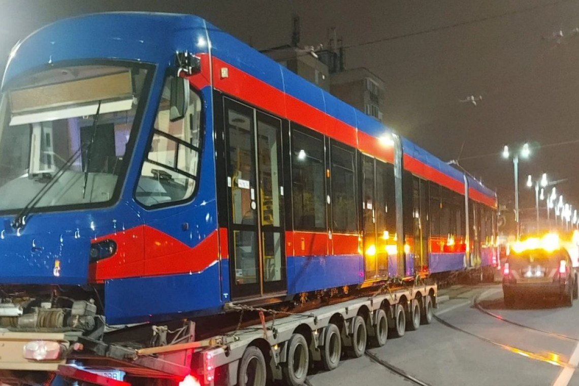 Oradea primește tramvaie noi bidirecționale prin PNRR, primarul Ploieștiului caută finanțare la bănci!