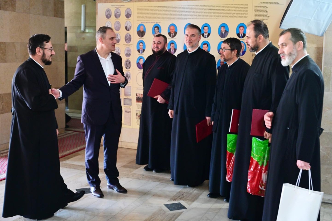 Primii colindători ai sărbătorilor - Corala „Ștefanache Popescu” din Vălenii de Munte - primiți la Consiliul Județean