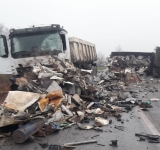 Trafic oprit pe DN 2A Brăila–Buzău, după un accident între două autocamioane. Carosabilul este acoperit cu fier vechi