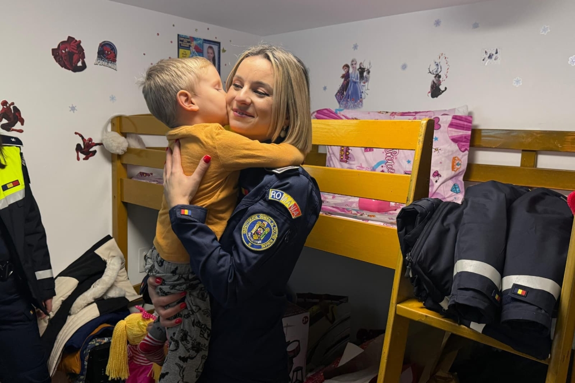Solidaritate în prag de sărbători. Polițiștii prahoveni au adus speranță în rândul unor familii din comunități vulnerabile