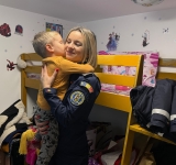 Solidaritate în prag de sărbători. Polițiștii prahoveni au adus speranță în rândul unor familii din comunități vulnerabile