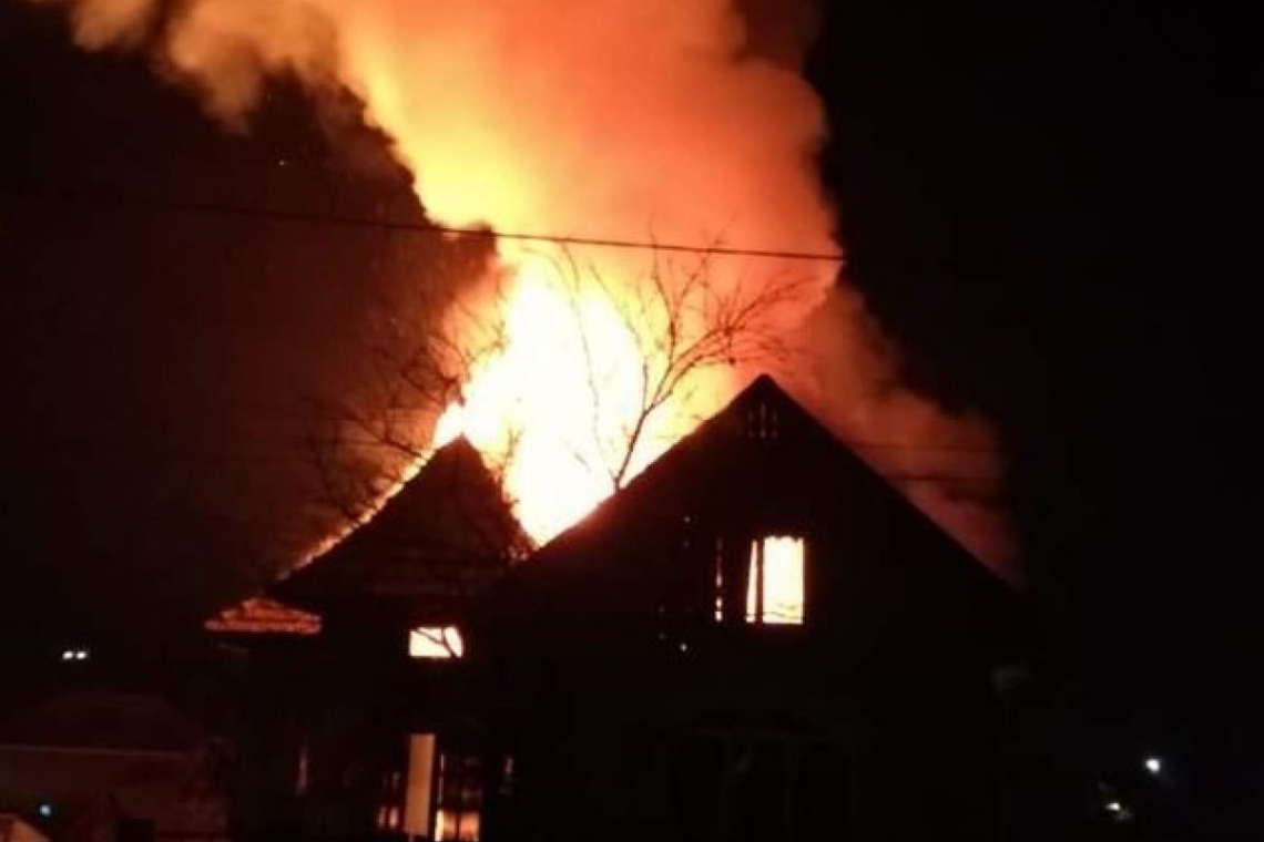 Incendiu de proporții în comuna Poiana Câmpina. Pompierii intervin cu cinci autospeciale