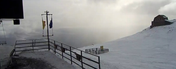 Vânt puternic în zona montană înaltă de pe Valea Prahovei. Instalațiile de transport pe cablu, oprite la Sinaia