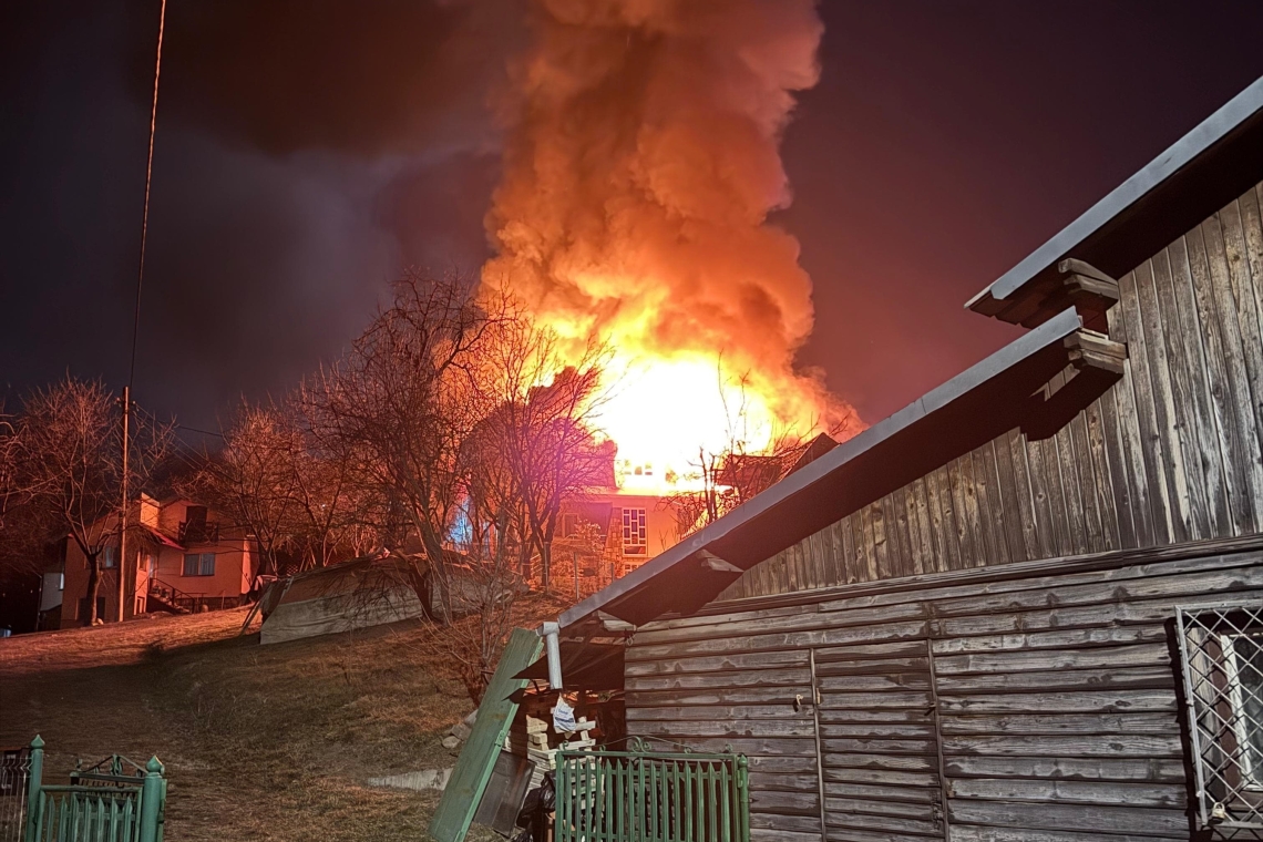 Locuință cuprinsă de flăcări în Breaza, cartier Nistorești. Pompierii intervin cu patru autospeciale