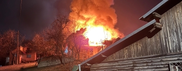 Locuință cuprinsă de flăcări în Breaza, cartier Nistorești. Pompierii intervin cu patru autospeciale