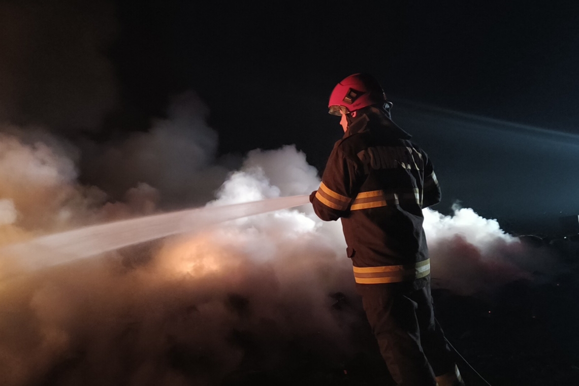 Incendiu de deșeuri în Strejnicu, cel mai probabil provocat intenționat