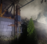 UPDATE | Incendiu de amploare în comuna Brebu. Pompierii intervin cu șase autospeciale de stingere