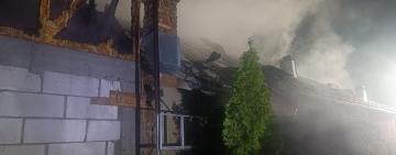 UPDATE | Incendiu de amploare în comuna Brebu. Pompierii intervin cu șase autospeciale de stingere