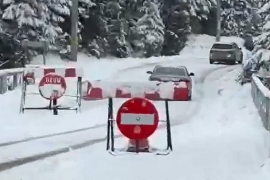Trafic închis temporar pe drumul către Cota 1400, la Sinaia, din cauza vremii nefavorabile
