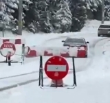 Trafic închis temporar pe drumul către Cota 1400, la Sinaia, din cauza vremii nefavorabile