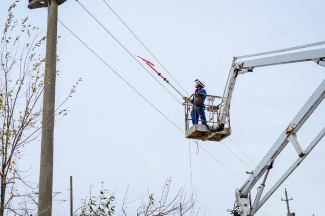 Sătui de întreruperile frecvente de curent, locuitorii din Brebu cer schimbarea transformatorului electric, printr-o petiție