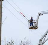 Sătui de întreruperile frecvente de curent, locuitorii din Brebu cer schimbarea transformatorului electric, printr-o petiție