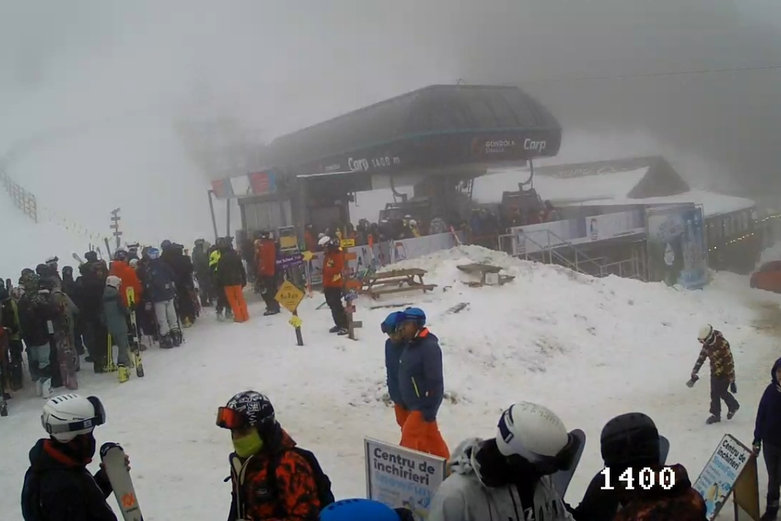 Înghesuială la urcarea cu gondola Carp, spre domeniul schiabil de altitudine din Sinaia