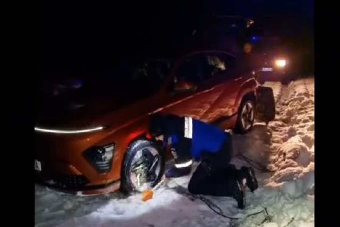 Intervenție a jandarmilor montani, pentru deblocarea din zăpadă a unui autoturism în care se aflau și doi copii