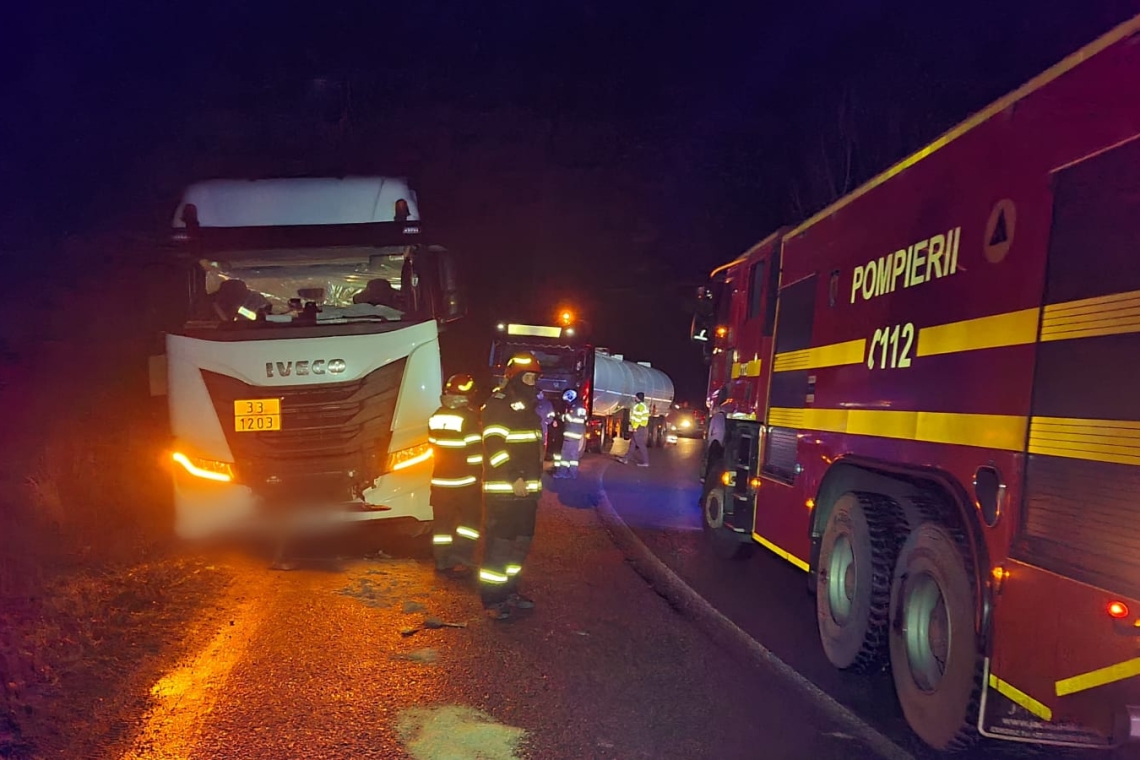 Autocisternă încărcată cu combustibil, ieșită în afara carosabilului la Brazi. Pompierii au intervenit preventiv