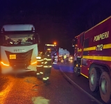 Autocisternă încărcată cu combustibil, ieșită în afara carosabilului la Brazi. Pompierii au intervenit preventiv