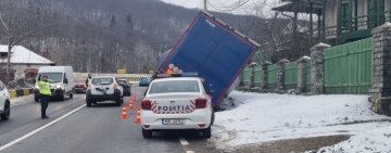 Trafic îngreunat pe DN1, la Posada, pe sensul spre Brașov, după un accident cu pagube materiale
