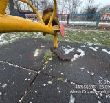 Ploiești | Lanțuri ruginite, leagăne instabile și rupte, în locurile de joacă din ”orașul viu” al lui Polițeanu