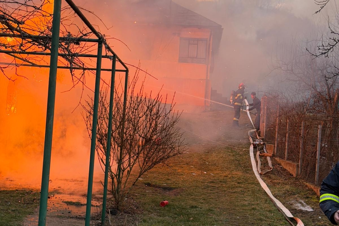 Flăcări violente au cuprins, joi dimineață, două case din Dumbrăvești