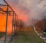 Flăcări violente au cuprins, joi dimineață, două case din Dumbrăvești