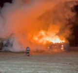 Mii de baloți de lucernă, mistuiți de flăcări, noaptea trecută, în comuna Fulga. Pompierii au intervenit cu trei autospeciale