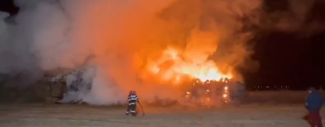 Mii de baloți de lucernă, mistuiți de flăcări, noaptea trecută, în comuna Fulga. Pompierii au intervenit cu trei autospeciale