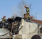 Incendiu la o casă din cartierul ploieștean Mihai Bravu. Pompierii au intervenit cu trei autospeciale