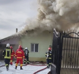 Incendiu violent într-o gospodărie din Colceag. Un bărbat de 75 de ani a suferit arsuri