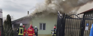 Incendiu violent într-o gospodărie din Colceag. Un bărbat de 75 de ani a suferit arsuri