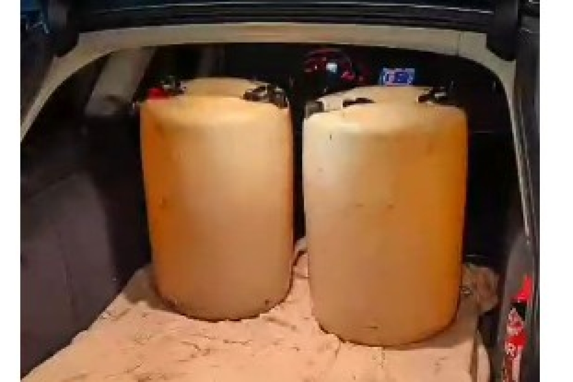 Surprinși în flagrant la Bărcănești. Peste 200 de litri de carburant descărcați ilegal dintr-o autocisternă