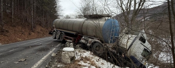 Trafic dirijat pe DN1A, în zona Măneciu-Cheia, după un accident cu o autocisternă