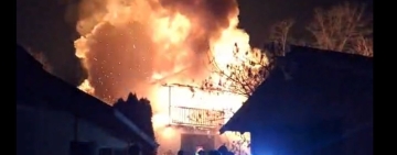 Casă mistuită de flăcări, în Vărbilău, miercuri seară. Pompierii intervin pentru stingerea incendiului