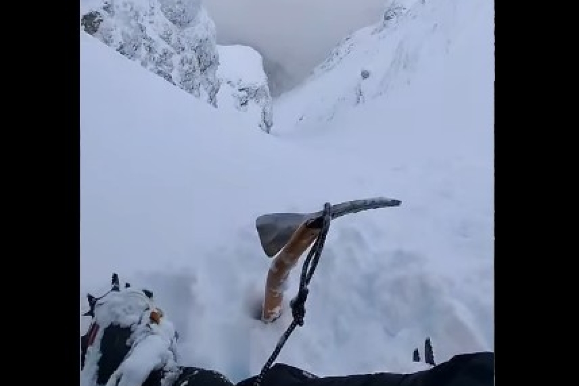 Salvamontiștii prahoveni au recuperat un alpinist blocat în Valea Albă. Deși echipat corespunzător, era singur și nu a mai putut avansa pe traseu