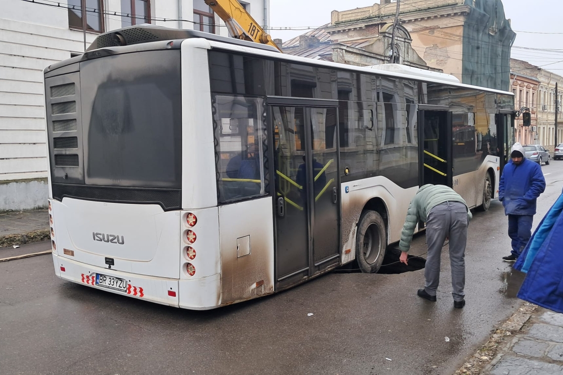 Autobuz ”captiv” într-o groapă apărută din senin în carosabil în Centrul Vechi al Brăilei