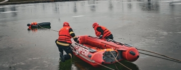 Pompierii prahoveni, antrenament contracronometru pentru salvarea de pe apele înghețate. Intervenții simulate în condiții extreme