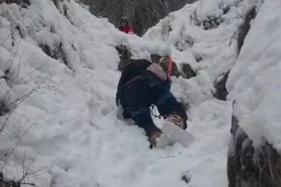 Intervenție dificilă a salvamontiștilor din Sinaia pentru recuperarea a trei tineri rătăciți în afara domeniului schiabil