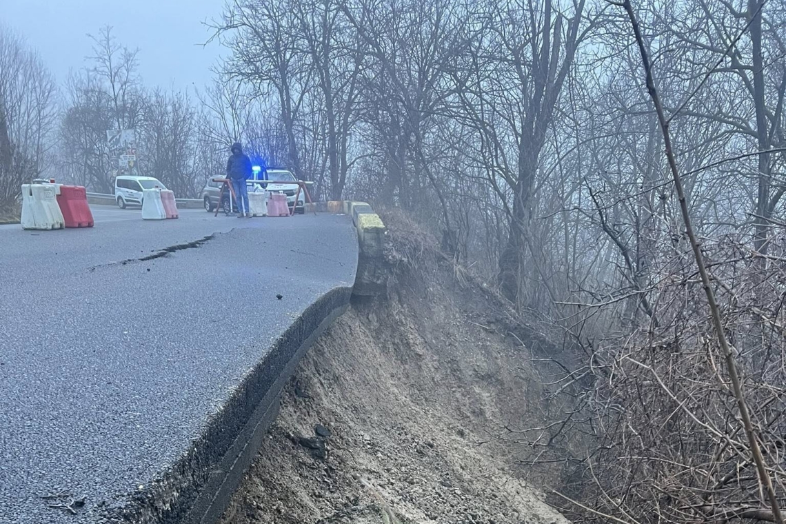 Drum din Câmpina, închis de urgență din cauza unei alunecări de teren