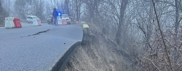 Drum din Câmpina, închis de urgență din cauza unei alunecări de teren