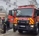 Polițiștii au deschis dosar penal în cazul bărbatului găsit mort într-o casă din Bușteni