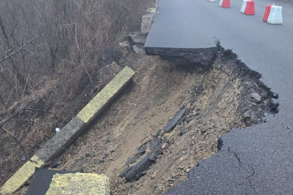 O porțiune din drumul de legătură dintre Câmpina și Cornu s-a prăbușit, noaptea trecută