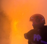 Incendiu la un bloc de locuințe sociale din Bușteni. Pompierii intervin pentru stingerea focului