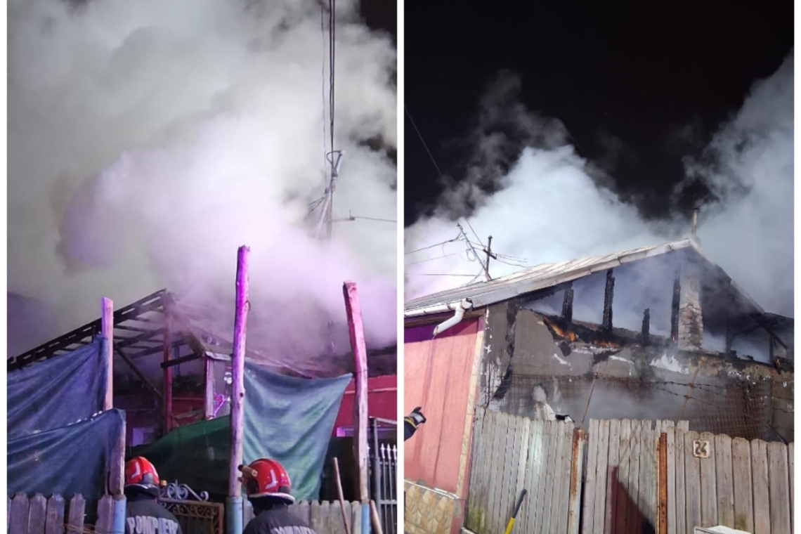 Acoperișul unei case din Ploiești, cuprins de flăcări, noaptea trecută