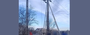 Două persoane electrocutate în Strejnicu, în timpul unor lucrări la rețeaua electrică. Intervine și elicopterul SMURD