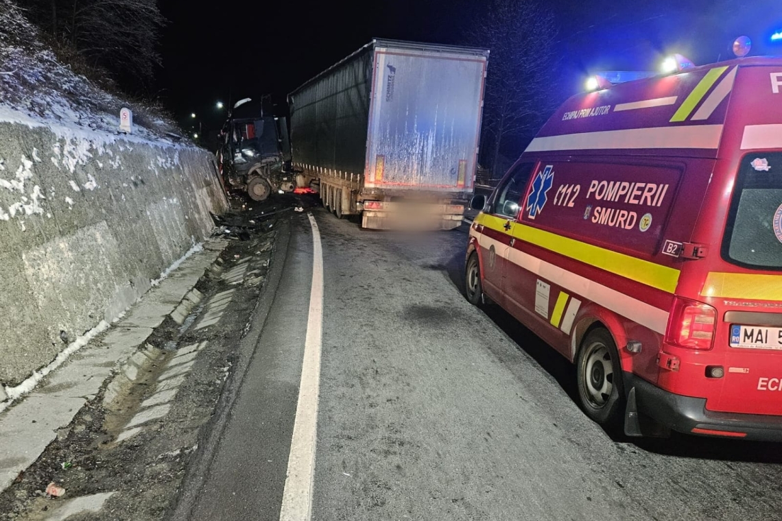 Un autotren a intrat în parapetul de pe marginea DN1, la Posada
