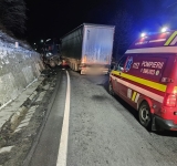 Un autotren a intrat în parapetul de pe marginea DN1, la Posada