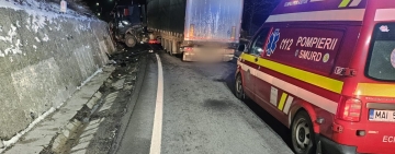 Un autotren a intrat în parapetul de pe marginea DN1, la Posada