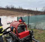 Pompierii prahoveni, solicitați să intervină pentru evacuarea apei din curți, în trei localități