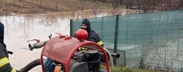 Pompierii prahoveni, solicitați să intervină pentru evacuarea apei din curți, în trei localități